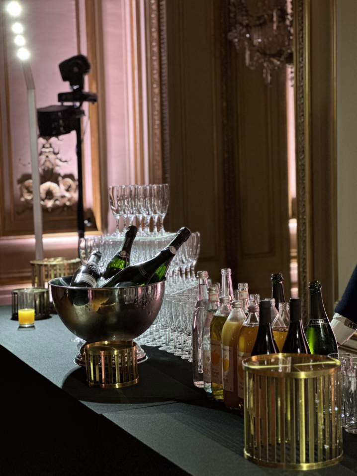 buffet à champagne haut de gamme avec verres et seau à champagne dans un lieu de prestige - The Taste Club