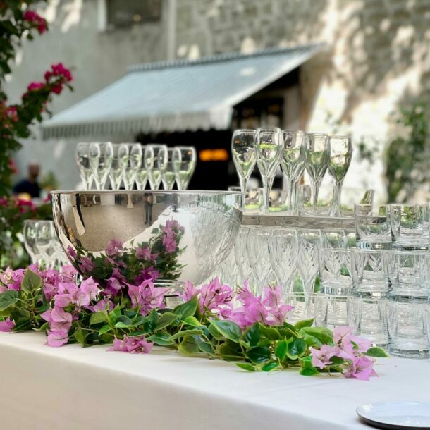 Buffet champagne en plein air avec des fleurs - Traiteur The Taste Club