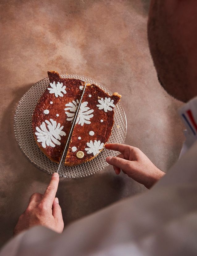 Galette des rois en train d'être découpée - artisan Dalloyau - Traiteur The Taste Club Paris