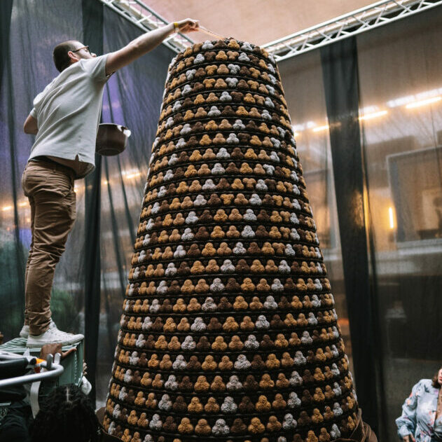 Pyramide de chocolat en train d'être montée pour l'événement de la station F