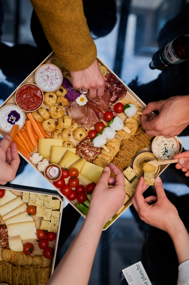 Plateau à partager pour les afterworks - tomates, fromage, charcuterie, biscuits - Traiteur The Taste Club