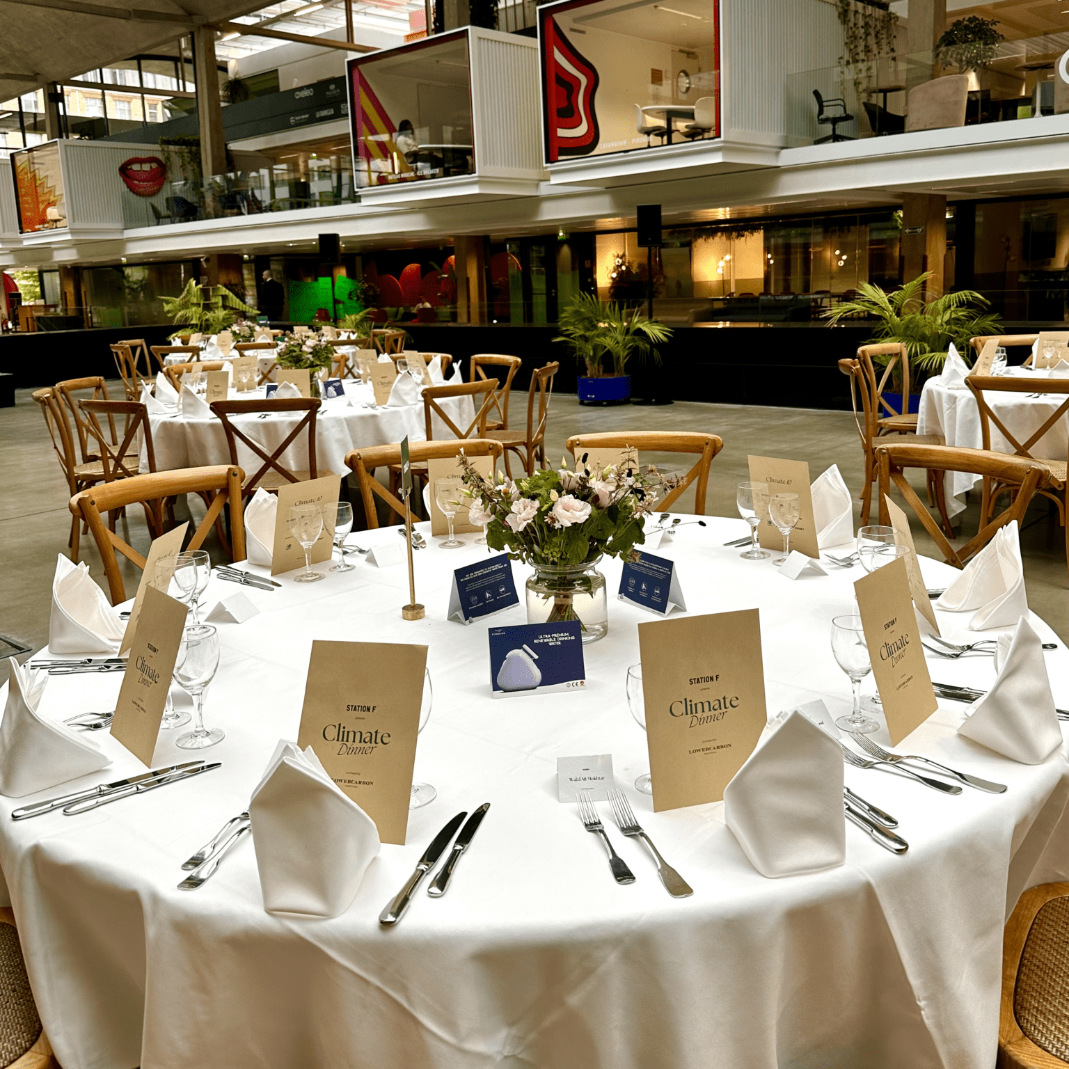 Prestation traiteur type repas assis avec art de la table pour événement professionnel