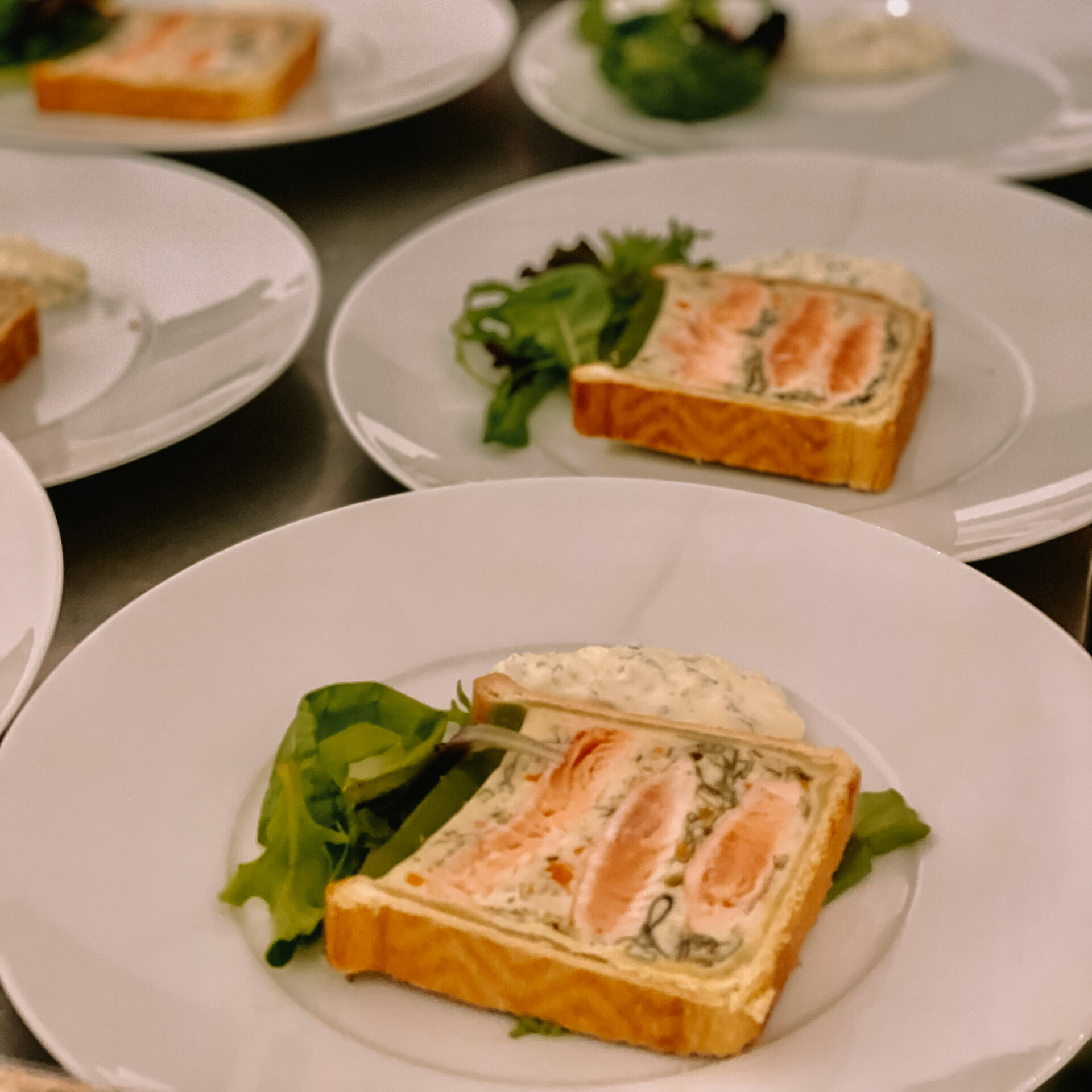 Saumon en croute pour diner assis format traiteur de notre artisan maison verot