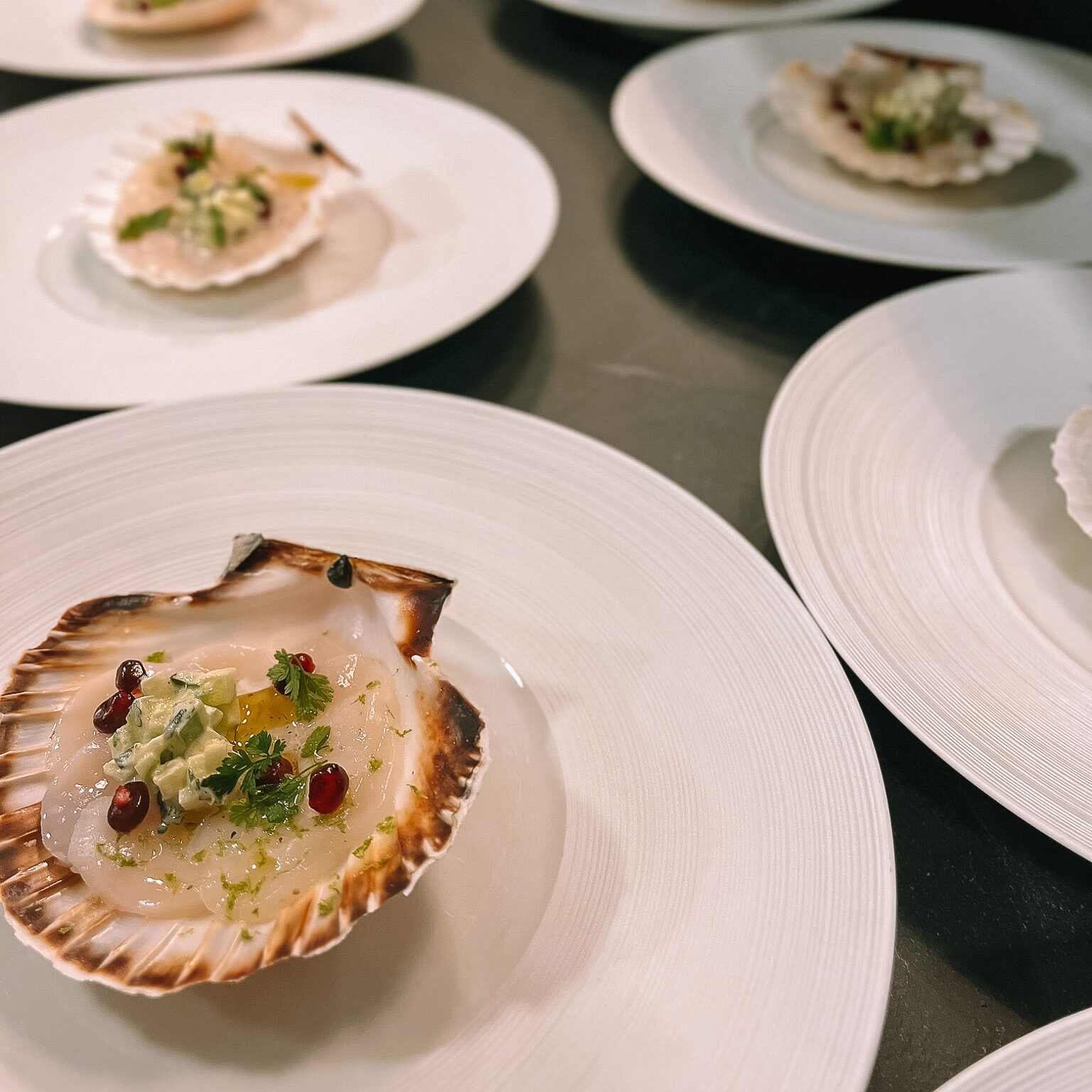 Diner assis avec saint-jacques format traiteur pour événement professionnel par notre artisan Je M’en Foodiste