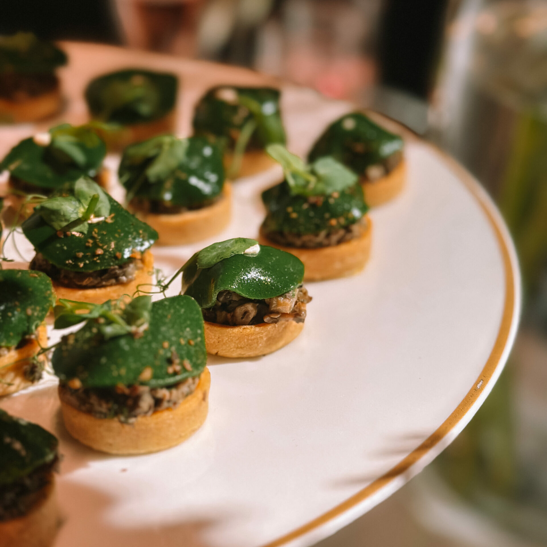 Bouchée de Noel de notre artisan Ladurée - Tartelette champignons, gelée d'épinards