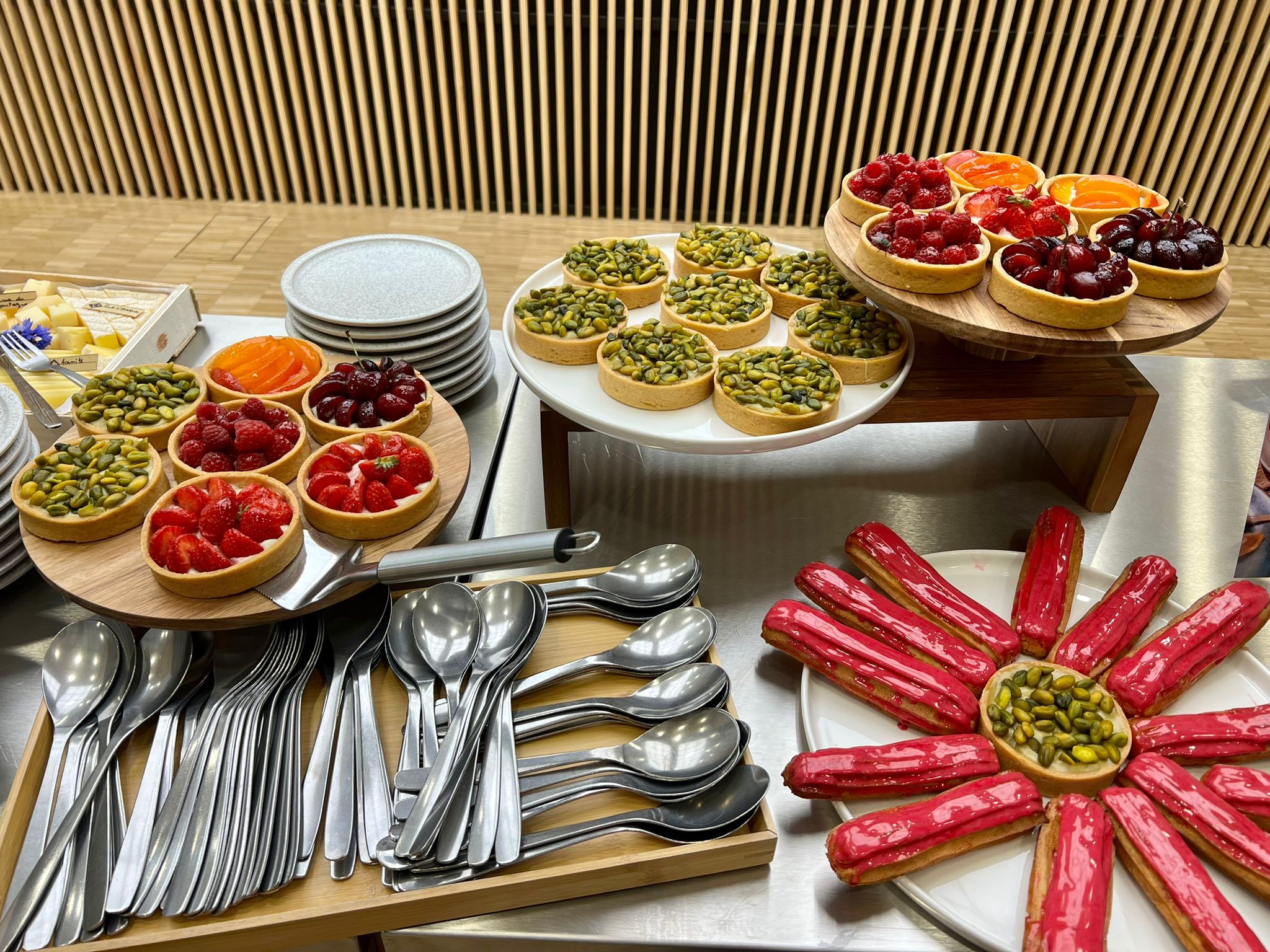 Buffet déjeunatoire avec présentation des desserts : tartelettes et éclairs