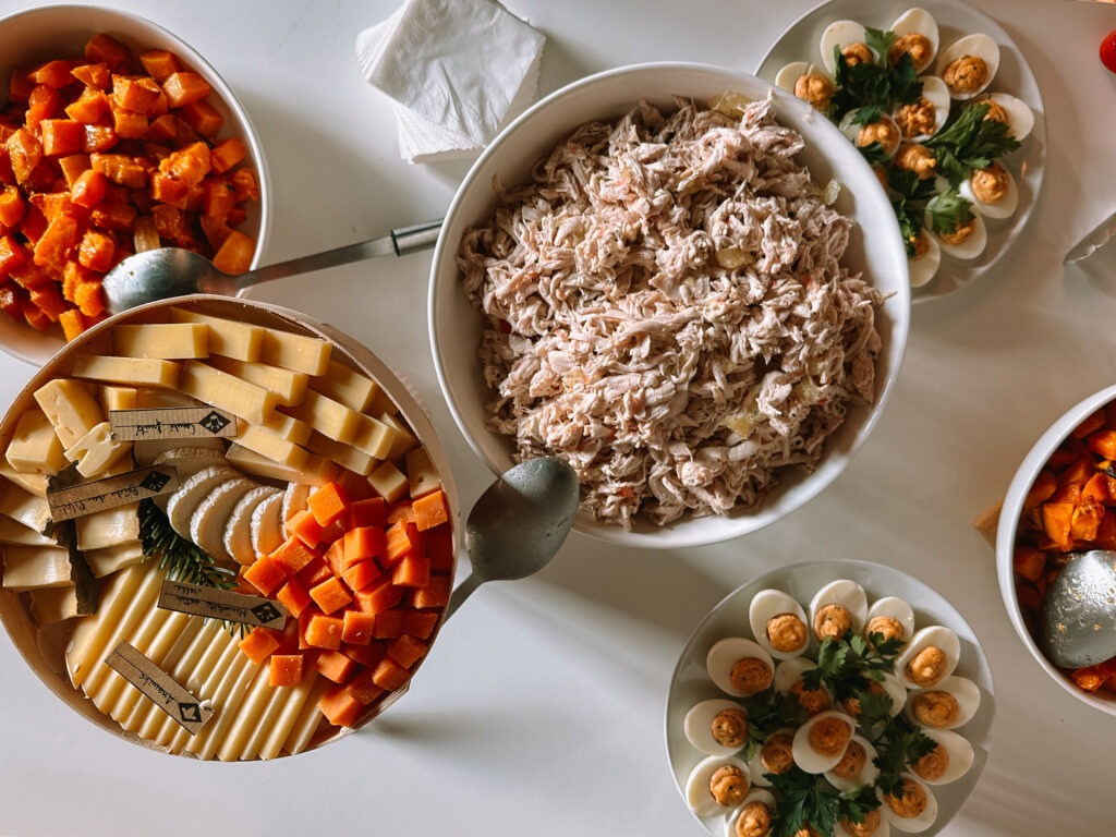 Buffet déjeunatoire format traiteur avec plateau de fromage, salades et oeufs mimosas