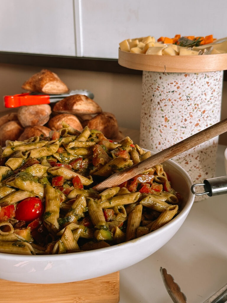 Salade de pâtes au pesto et à la tomate format traiteur pour un buffet déjeunatoire d'entreprise