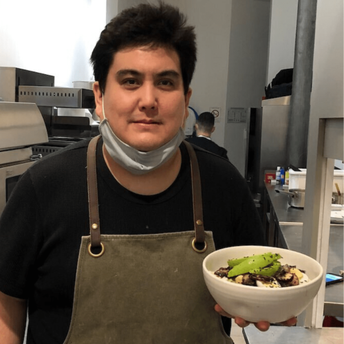 Pol de Nest Paris tenant un bol de salade